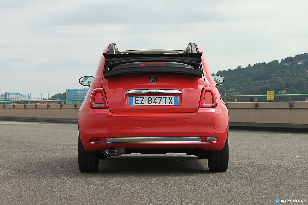 Vista trasera del Fiat 500, destacando su diseño compacto y moderno.