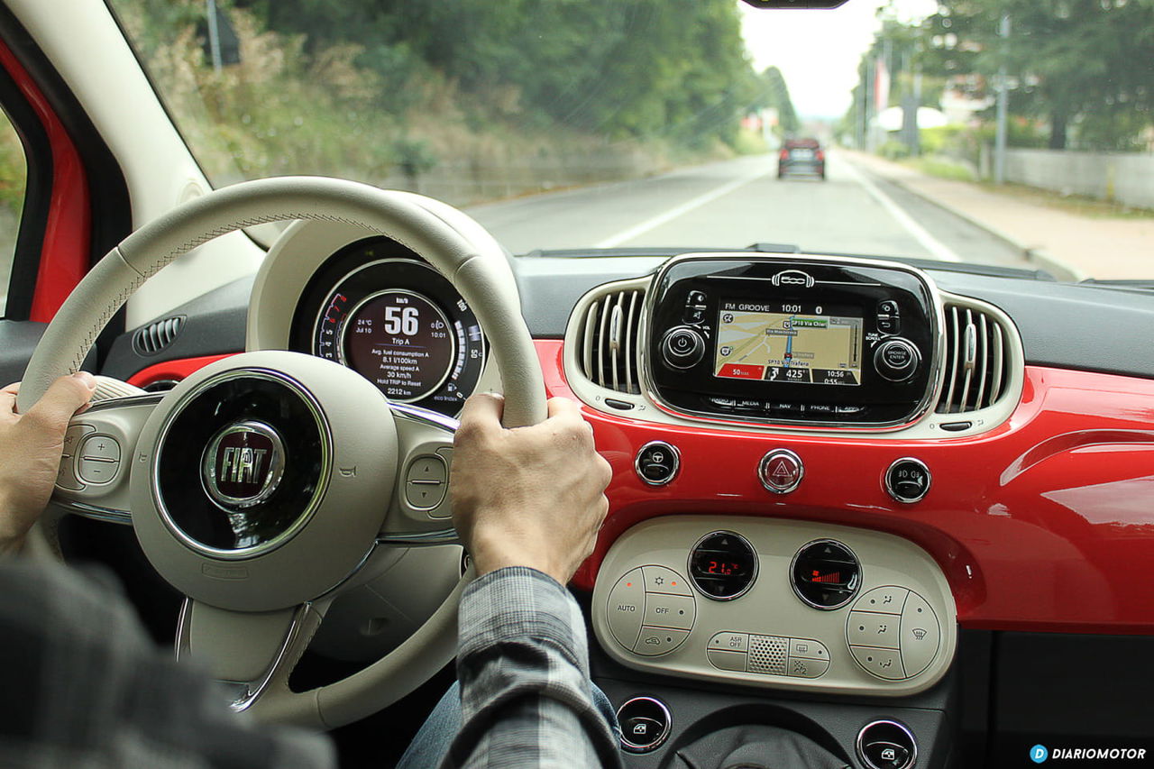 Vista del volante e instrumentación del Fiat 500, enfatizando su diseño retro.