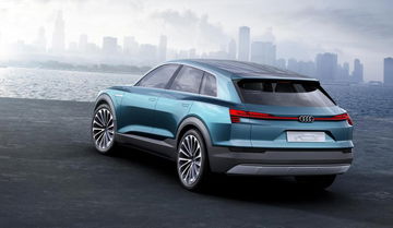 Imagen del Audi e-tron quattro mostrando su diseño trasero y lateral.