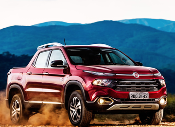 Vista delantera y lateral del Fiat Toro en terreno de aventura.