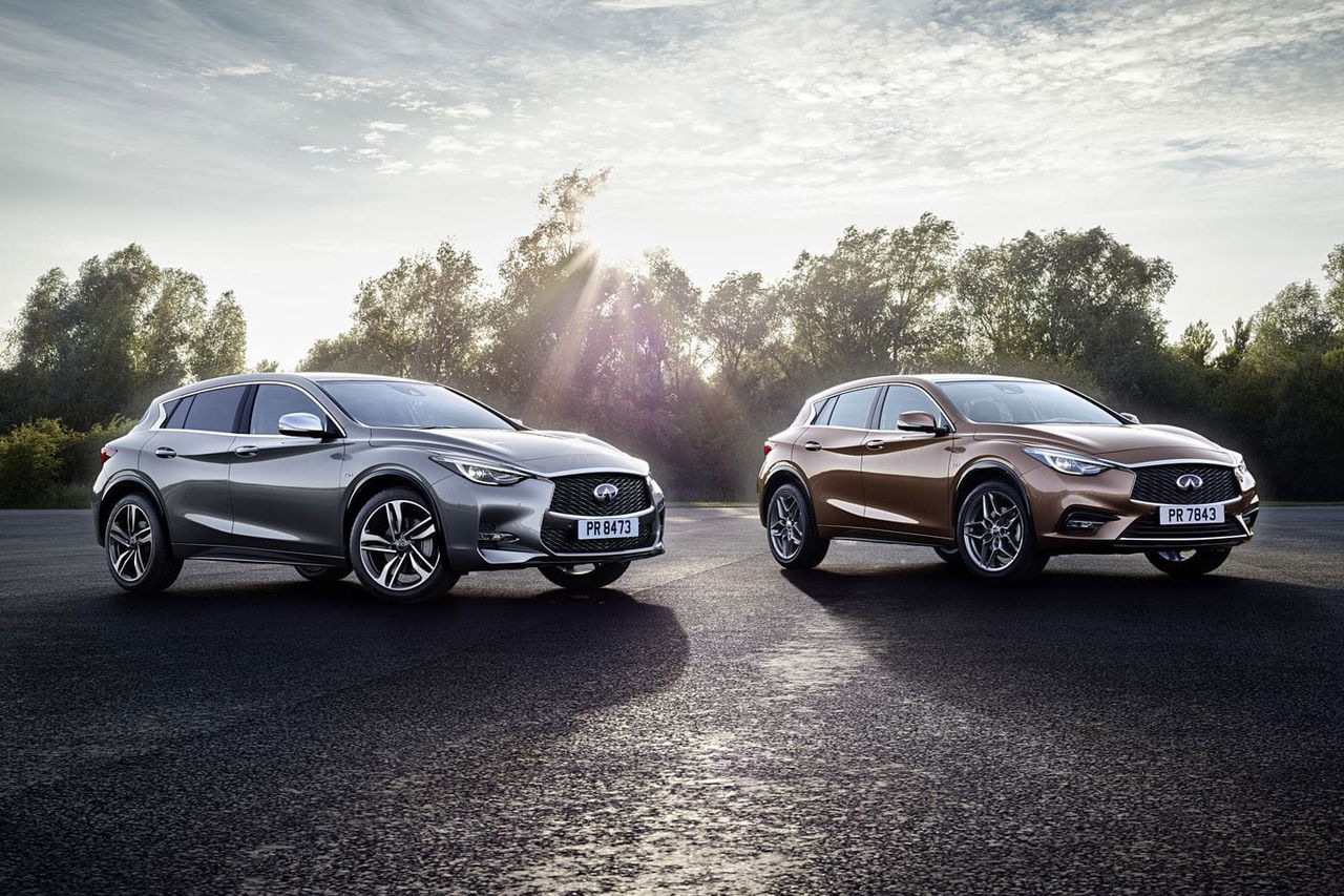 Vista frontal y lateral del Infiniti Q30, destacando su diseño dinámico.