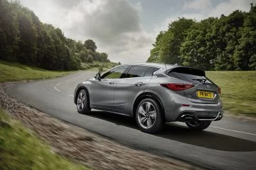 Vista dinámica del Infiniti Q30, destacando su línea trasera y lateral.