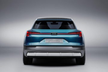 Vista trasera del Audi e-tron quattro destacando su diseño innovador y luces LED.