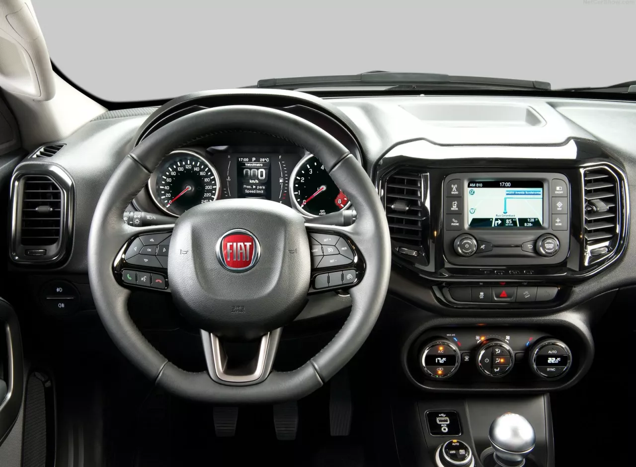 Vista del volante y la consola central del Fiat Toro, destacando su ergonomía.