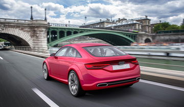 Vista dinámica del Audi TT Sportback en un entorno urbano.