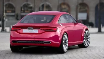 Vista trasera y lateral que muestra la elegancia y deportividad del Audi TT Sportback.