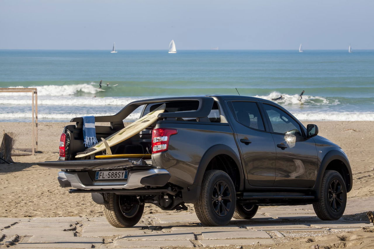 Vista lateral y trasera del Fiat Fullback aparcado en la playa.