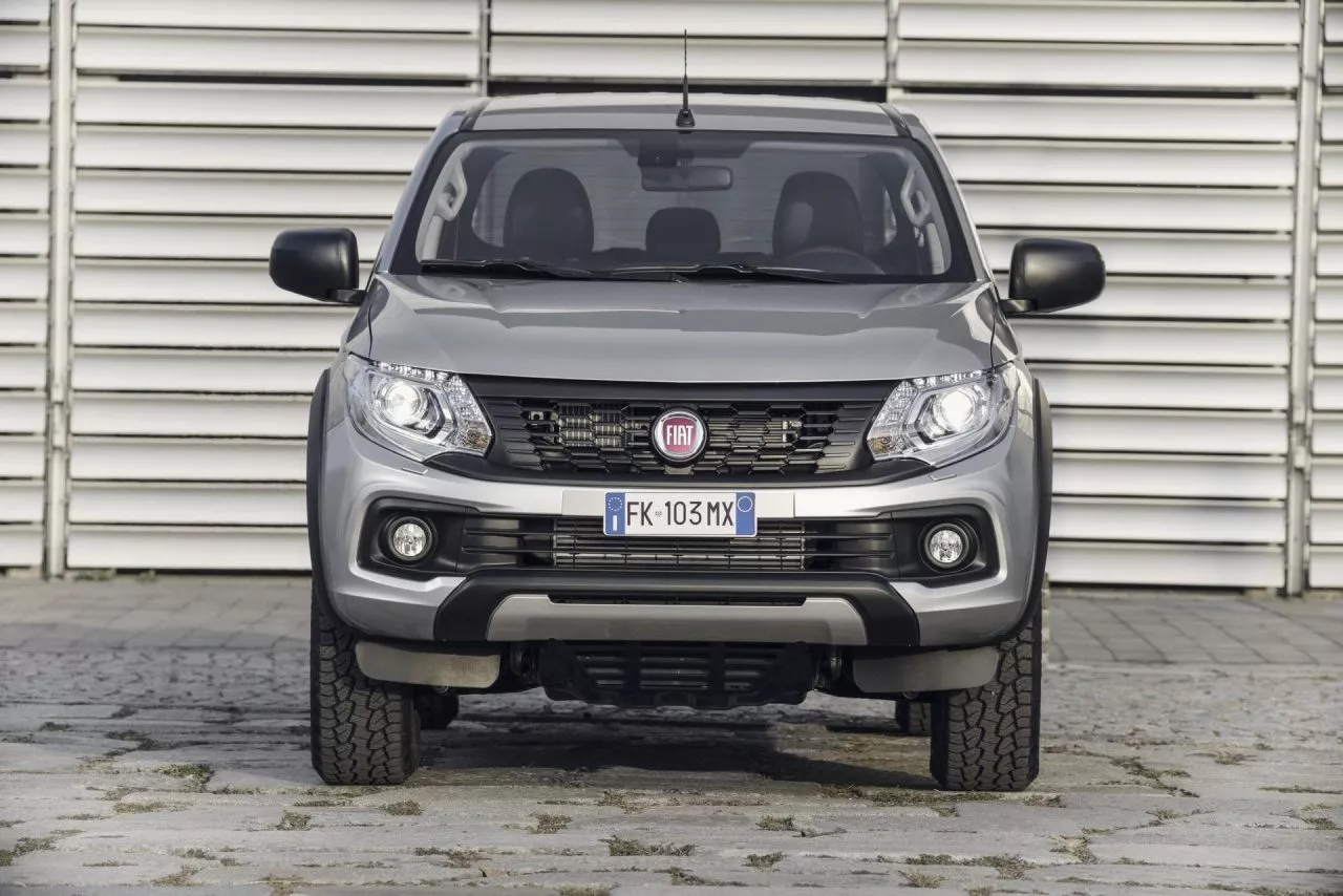 Vista frontal Fiat Fullback destacando su robusta parrilla y faros halógenos.