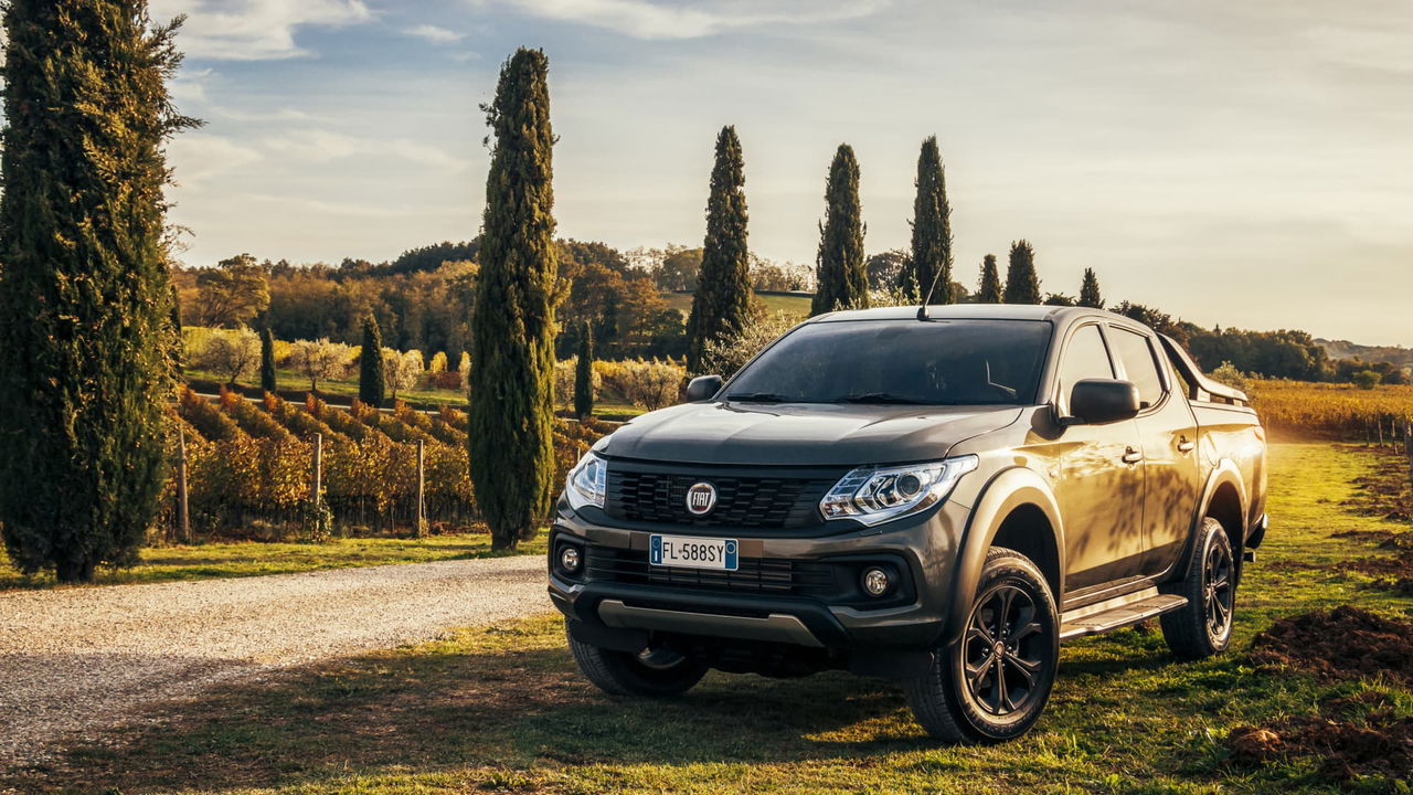 Vista delantera y lateral del Fiat Fullback en un entorno al aire libre.