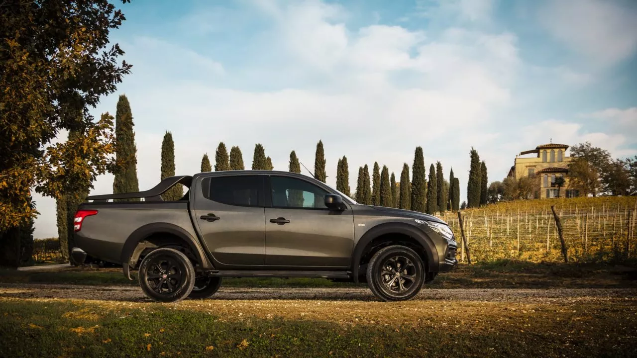 Vista lateral que muestra el diseño robusto y atlético del Fiat Fullback.