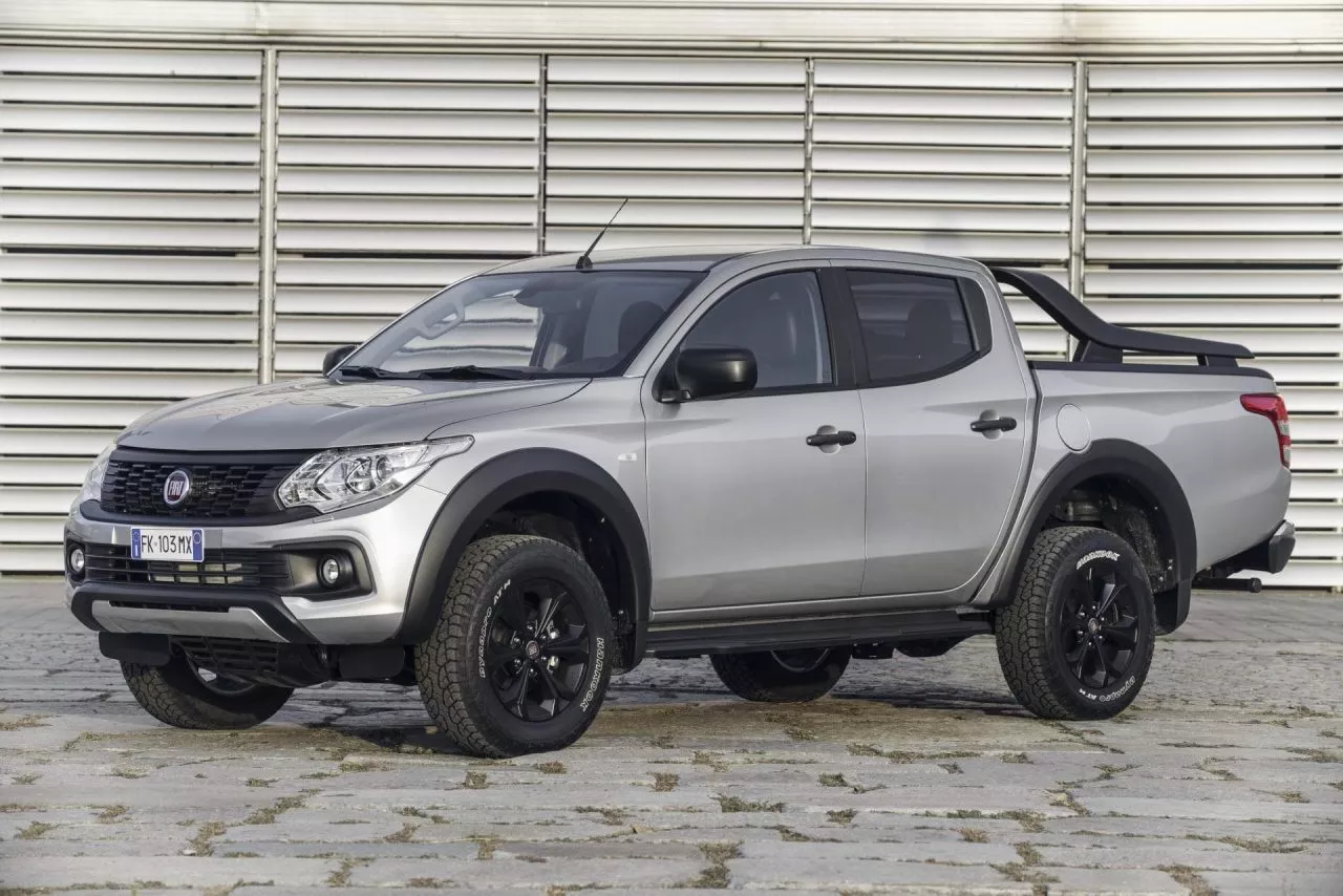 Vista lateral del Fiat Fullback mostrando líneas y diseño exterior.