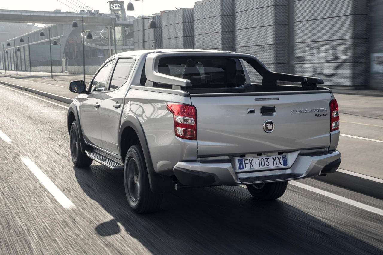 Vista dinámica de la Fiat Fullback destacando su capacidad todo terreno.