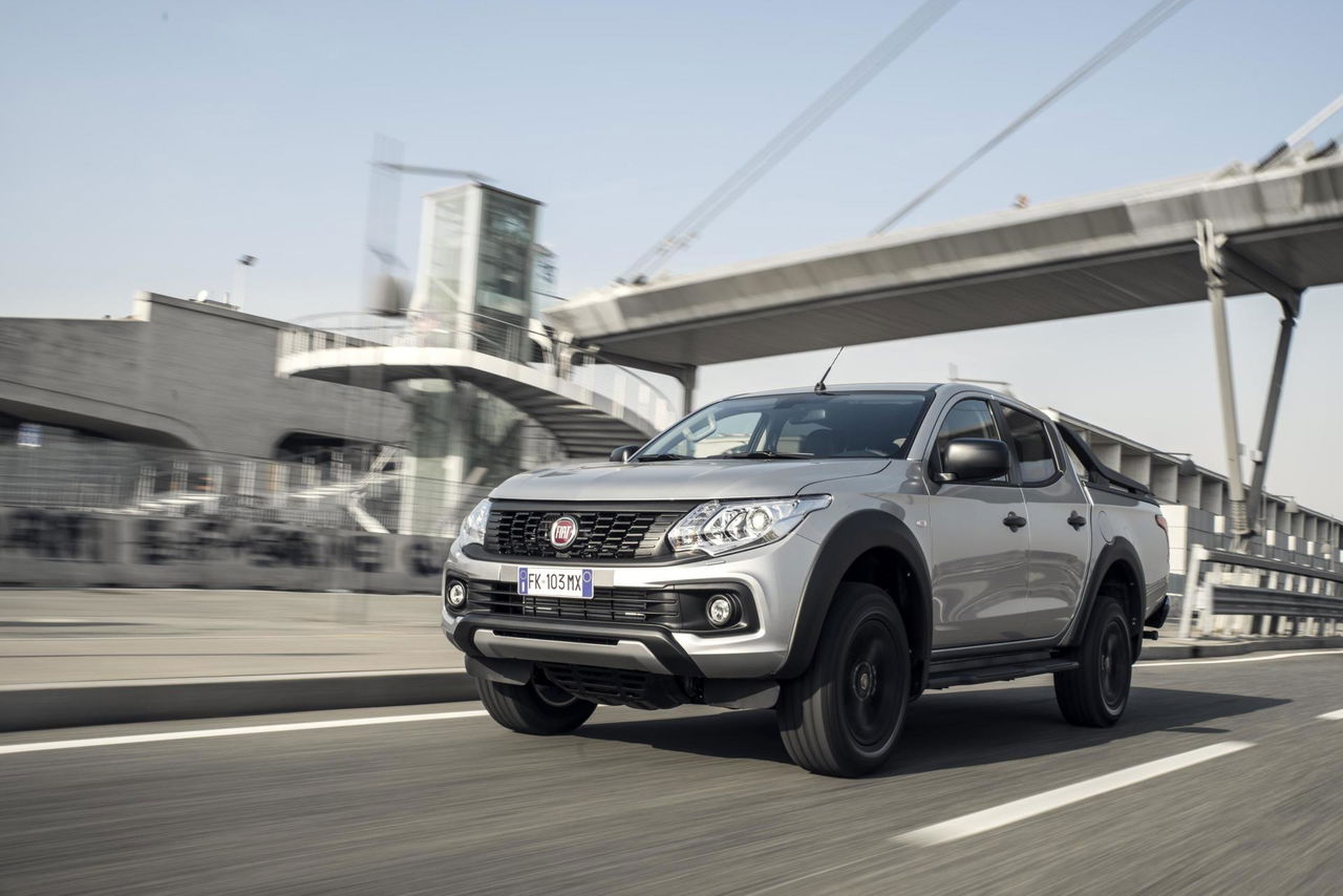 Fiat Fullback mostrando su robusta silueta lateral y frontal.