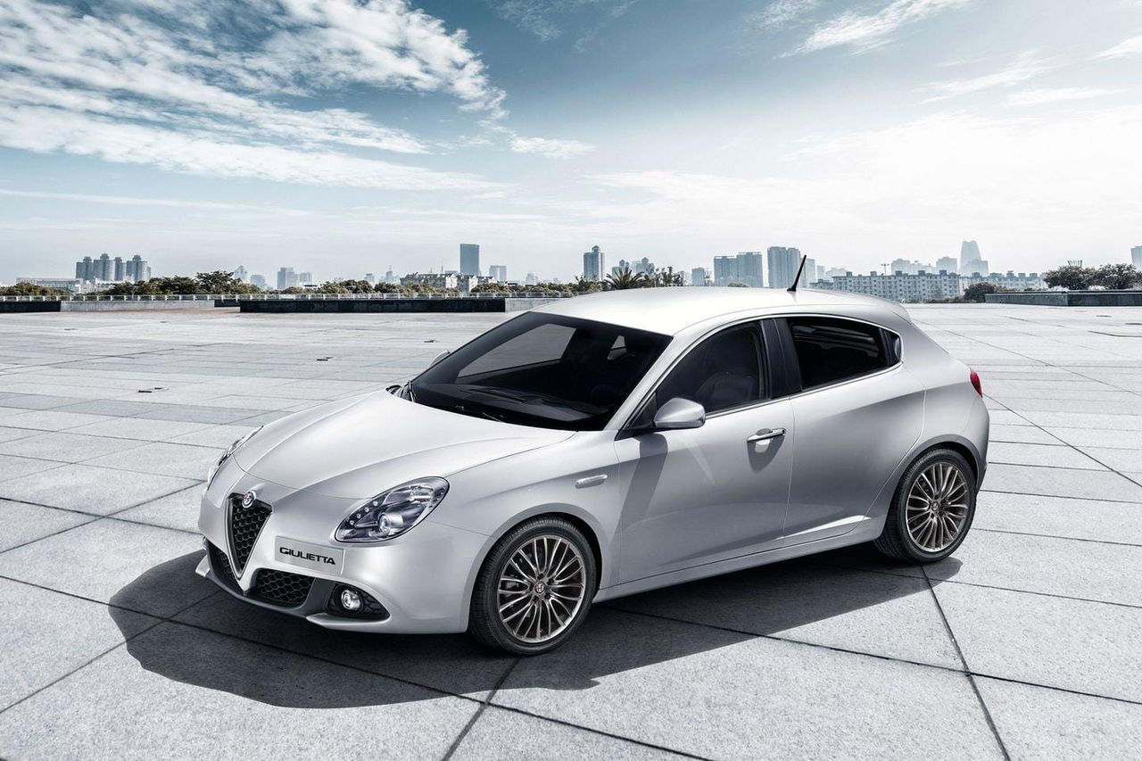 Vista lateral y frontal del Alfa Romeo Giulietta enfatizando su diseño deportivo.