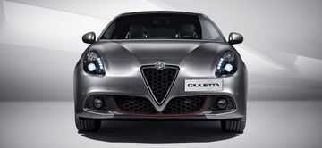 Vista frontal del Alfa Romeo Giulietta destacando su parrilla icónica.