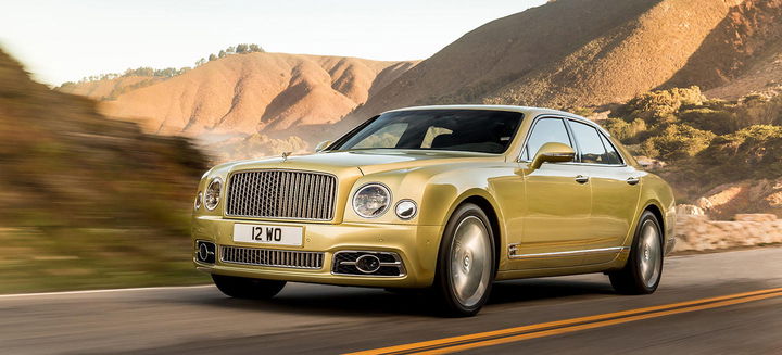 Vista dinámica del Bentley Mulsanne en carretera, destacando su elegante perfil.