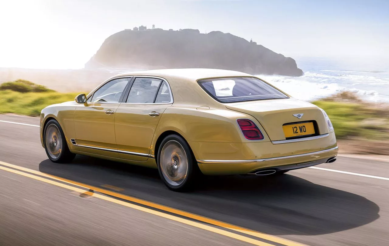 Imagen del Bentley Mulsanne mostrando su diseño trasero y lateral en carretera.