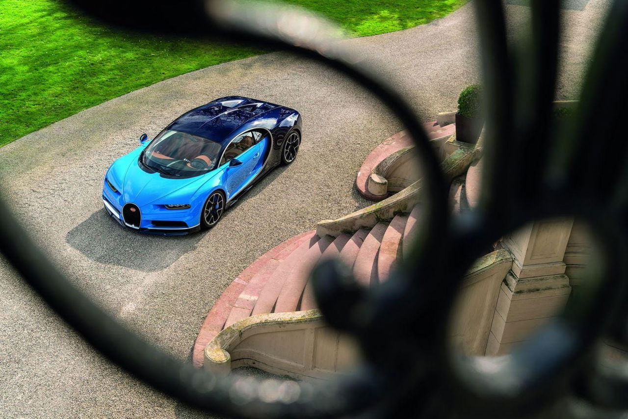 Vista aérea de un Bugatti Chiron mostrando su diseño distintivo.