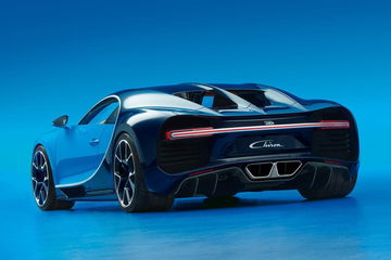 Vista posterior lateral del Bugatti Chiron destacando su diseño aerodinámico y escape cuádruple.