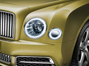 Primer plano de los sofisticados faros delanteros del Bentley Mulsanne.