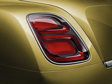 Primer plano de la luz trasera del Bentley Mulsanne, diseño distintivo.