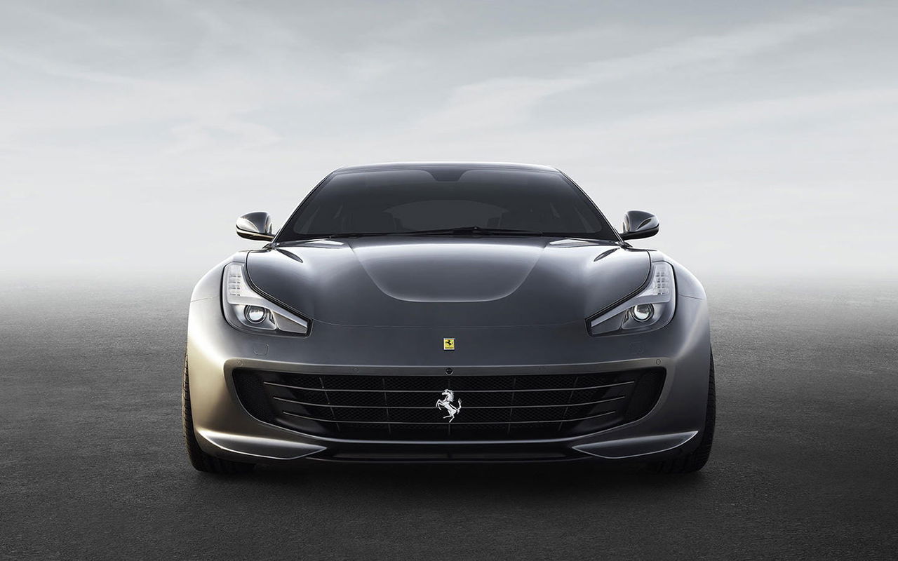 Vista frontal del Ferrari GTC4Lusso destacando su distintiva parrilla.