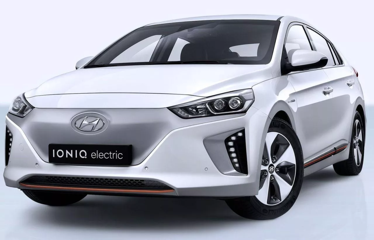 Vista angular delantera del Hyundai IONIQ, destacando su diseño aerodinámico.