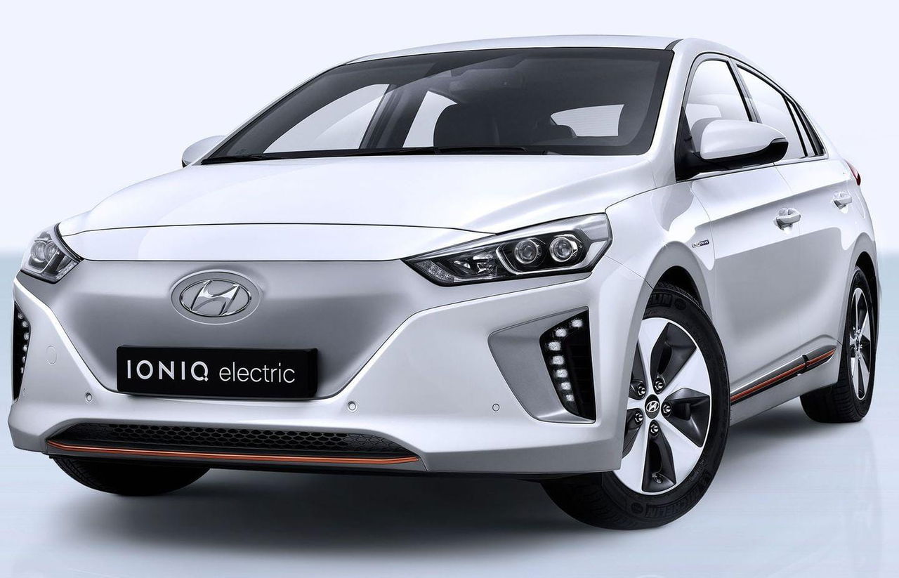 Vista angular delantera del Hyundai IONIQ, destacando su diseño aerodinámico.