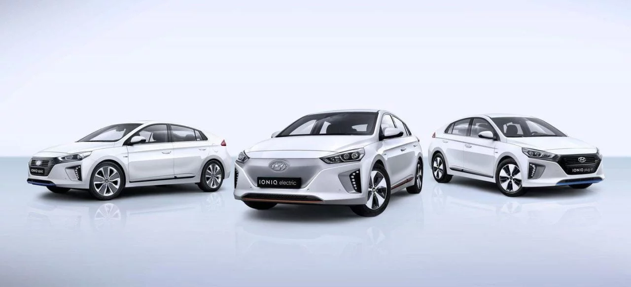 Vista lateral y delantera del Hyundai IONIQ, mostrando su diseño aerodinámico.