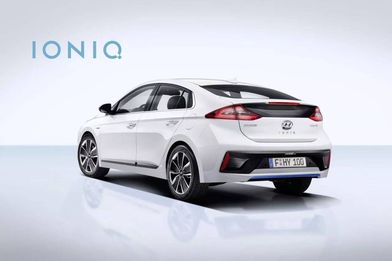 Ángulo que muestra la silueta aerodinámica del Hyundai IONIQ.