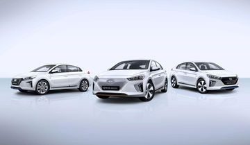 Comparativa frontal y lateral de tres Hyundai IONIQ.