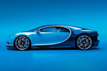 Vista lateral que muestra las líneas aerodinámicas del Bugatti Chiron.