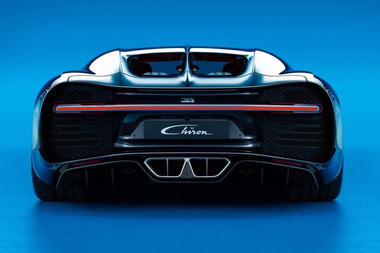 Bugatti Chiron mostrando su potente zaga con firma lumínica única.