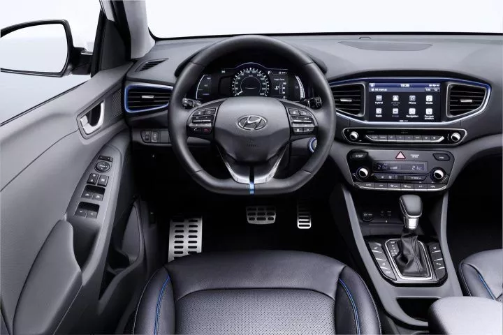 Vista detallada del volante y cuadro de instrumentos del Hyundai IONIQ.