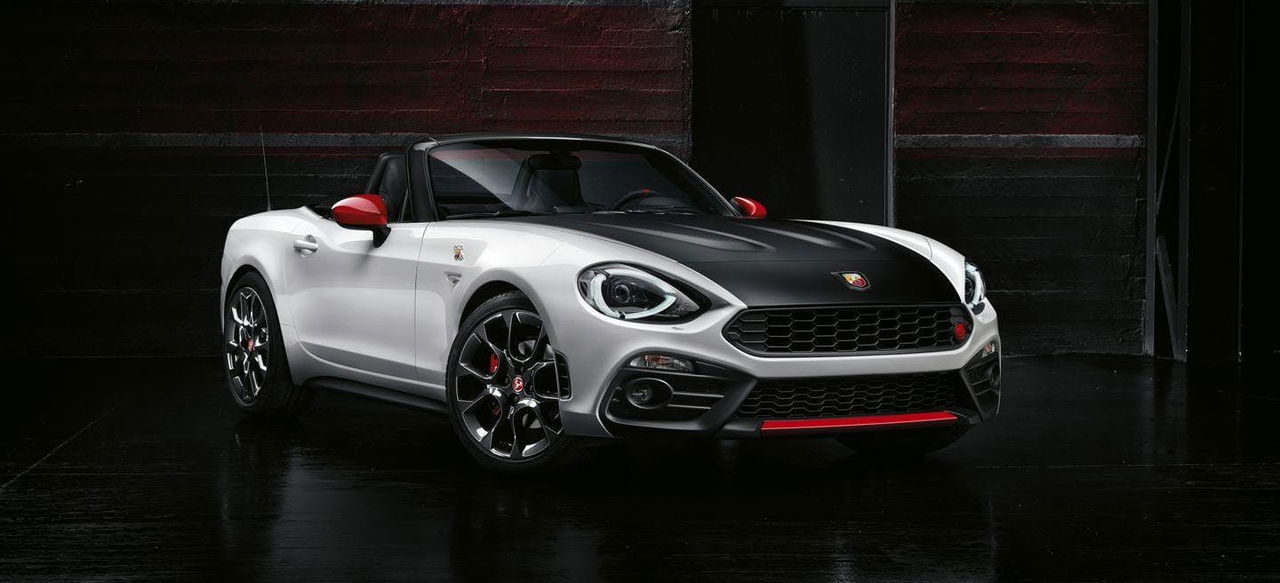 Vista lateral que muestra las líneas deportivas del Abarth 124 Spider.