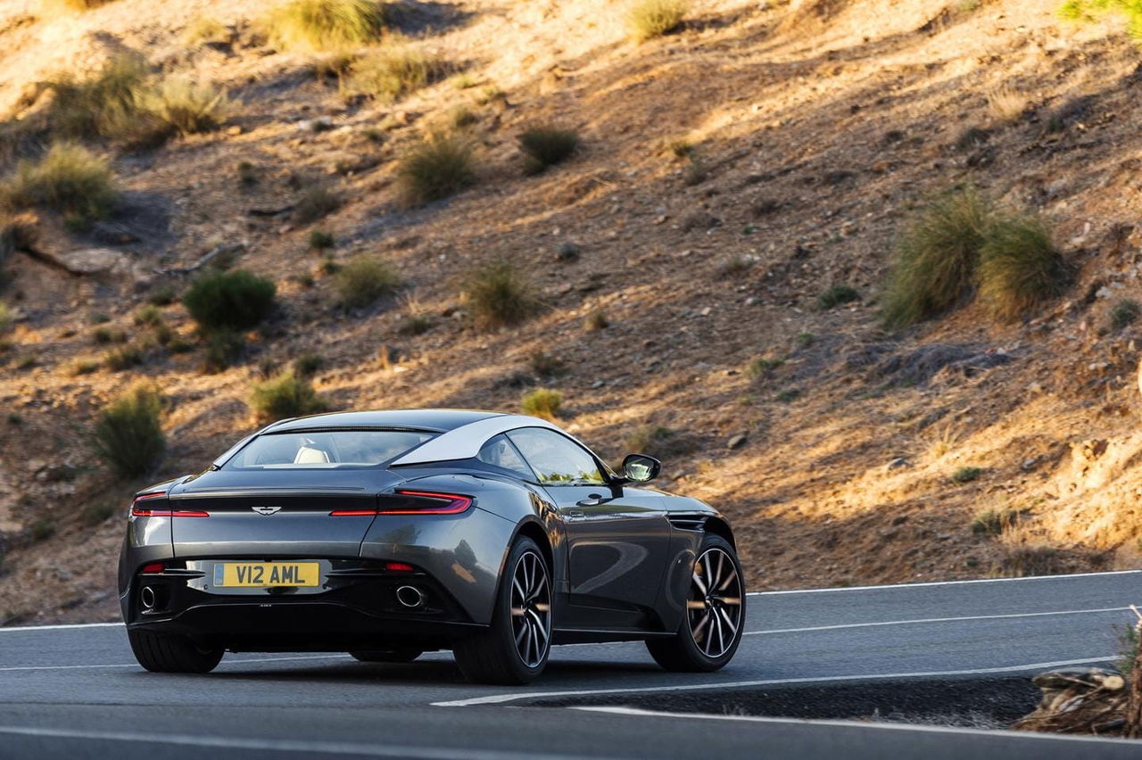 Vista dinámica del Aston Martin DB11 desde una perspectiva trasera y lateral.