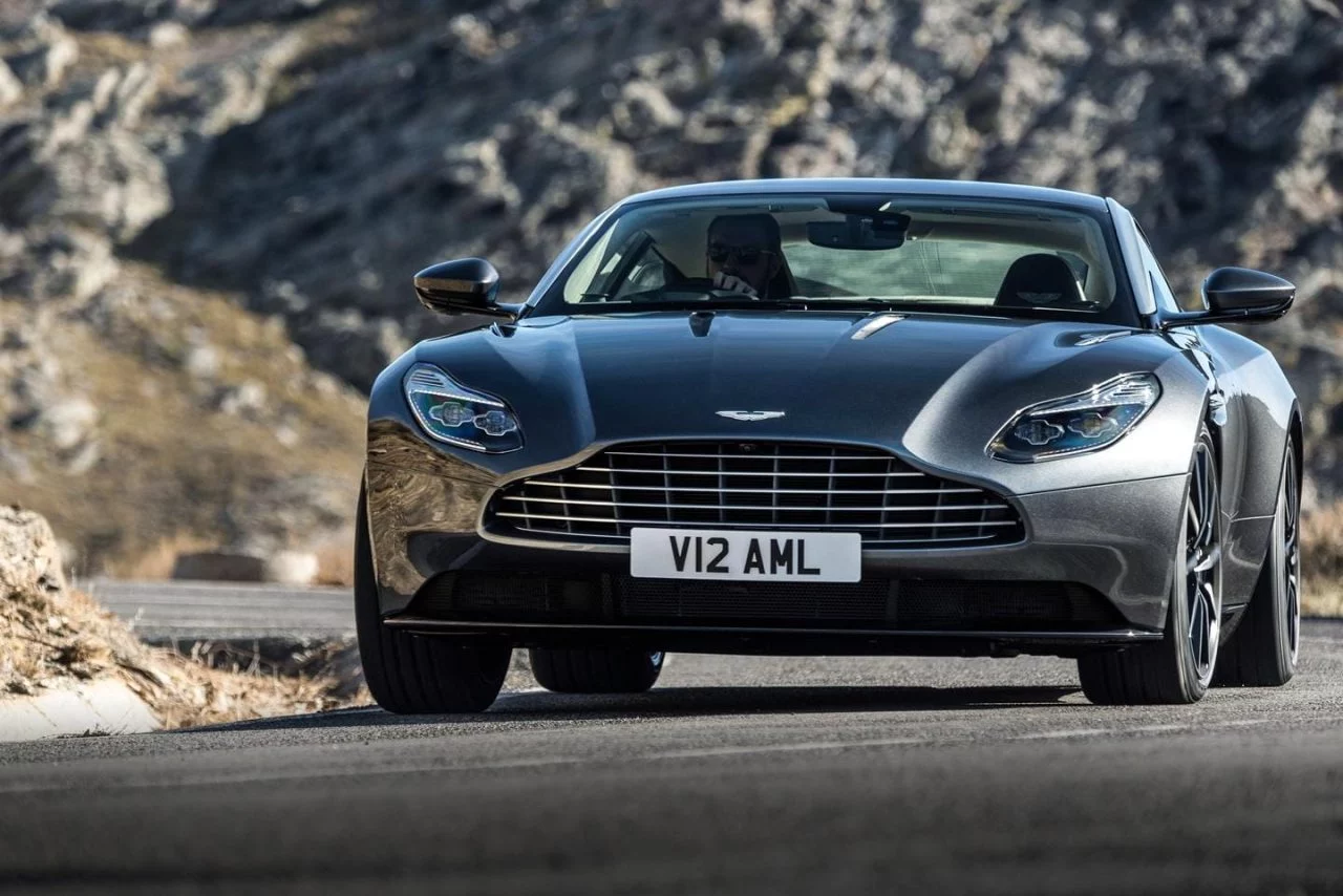 Vista frontal del Aston Martin DB11 en movimiento.