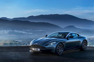 Vista lateral del Aston Martin DB11 con fondo dramático.