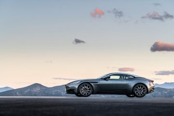 Perfil lateral del Aston Martin DB11 mostrando su diseño aerodinámico.