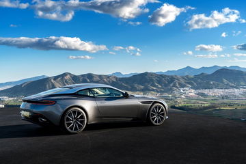 Vista lateral del Aston Martin DB11 destacando su diseño aerodinámico.