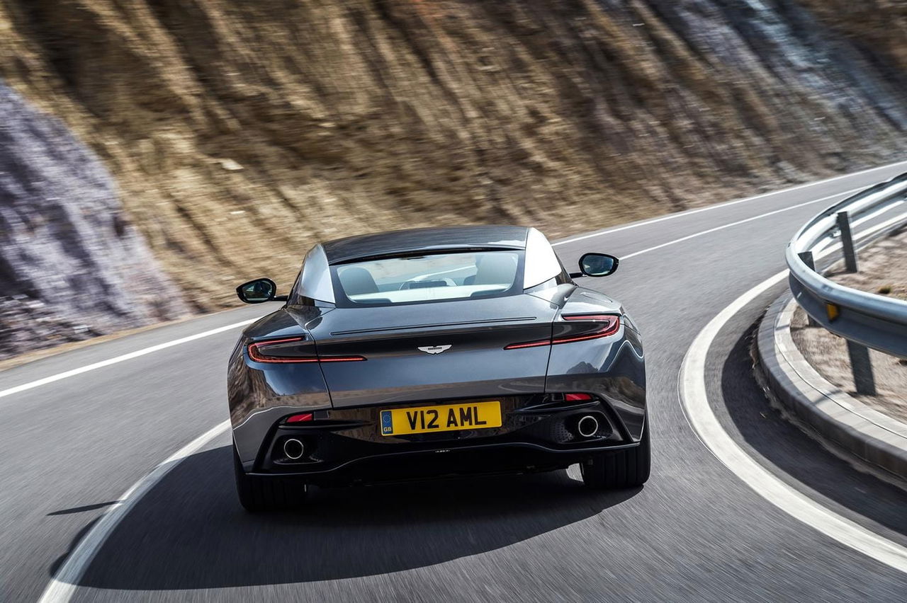 Imagen dinámica del Aston Martin DB11 en carretera de montaña.