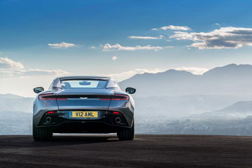 Vista trasera del Aston Martin DB11 destacando sus lineas y escapes.