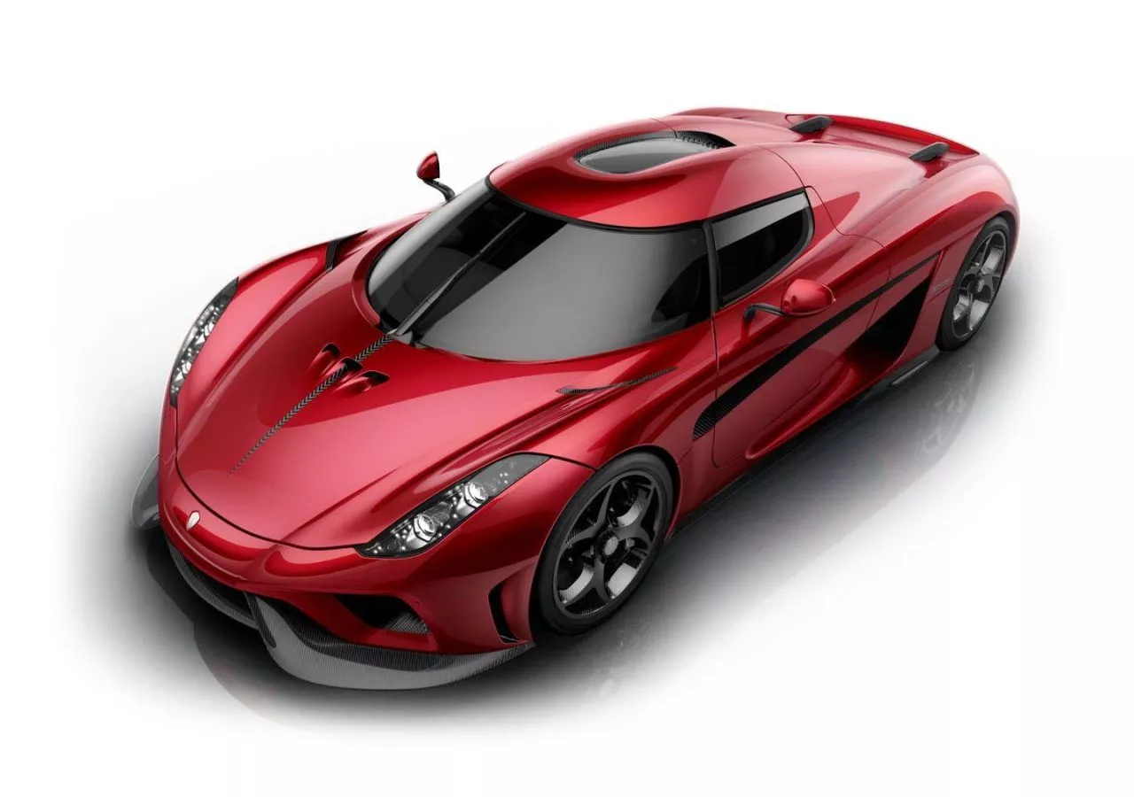 Vista en ángulo del Koenigsegg Regera enfatizando su dinámico diseño.