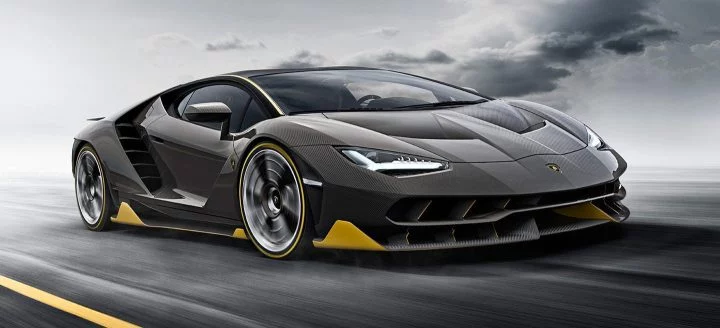 Vista dinámica del Lamborghini Centenario enfatizando su diseño agresivo.