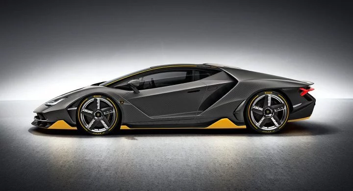 Vista lateral del Lamborghini Centenario mostrando su aerodinamismo y llantas de diseño exclusivo