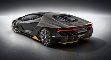 Vista trasera y lateral del Lamborghini Centenario mostrando su diseño aerodinámico.