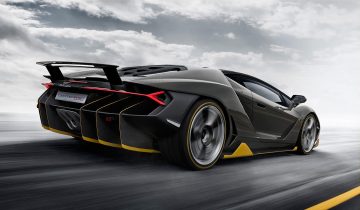 Vista dinámica de la trasera y lateral del Lamborghini Centenario.