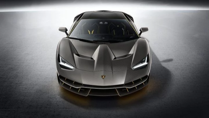 Vista frontal del Lamborghini Centenario mostrando su diseño agresivo.