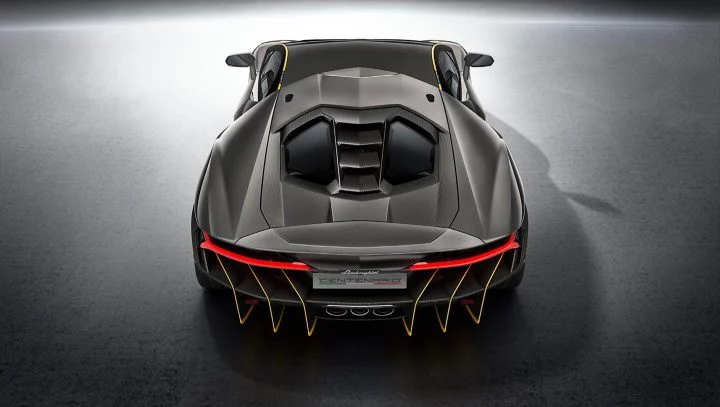 Vista trasera Lamborghini Centenario destacando su alerón y diseño aerodinámico.