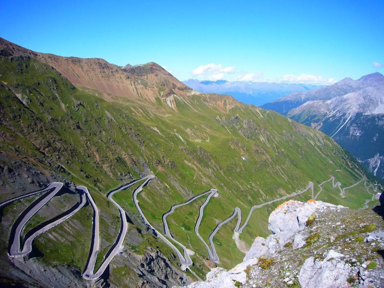 Vista lateral del Alfa Romeo Stelvio en un entorno montañoso